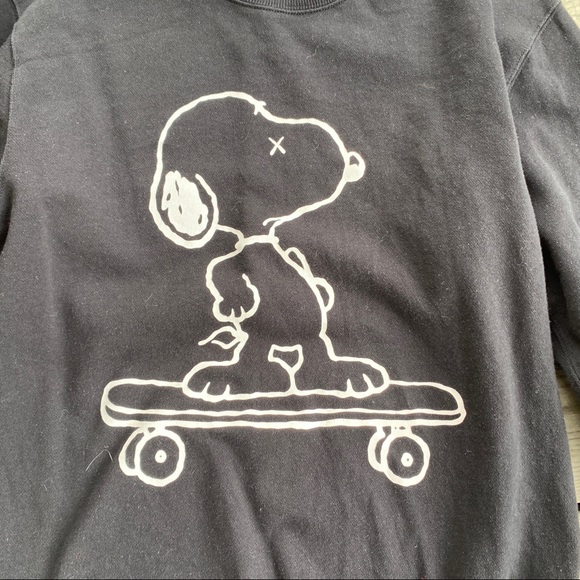 RARE Uniqlo KAWS x PEANUTS Snoopy Skateboard Crewneck Sweater - Picture 2 of 4